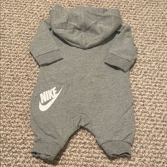 Nike Newborn Gray Hooded Footie - Picture 4 of 4